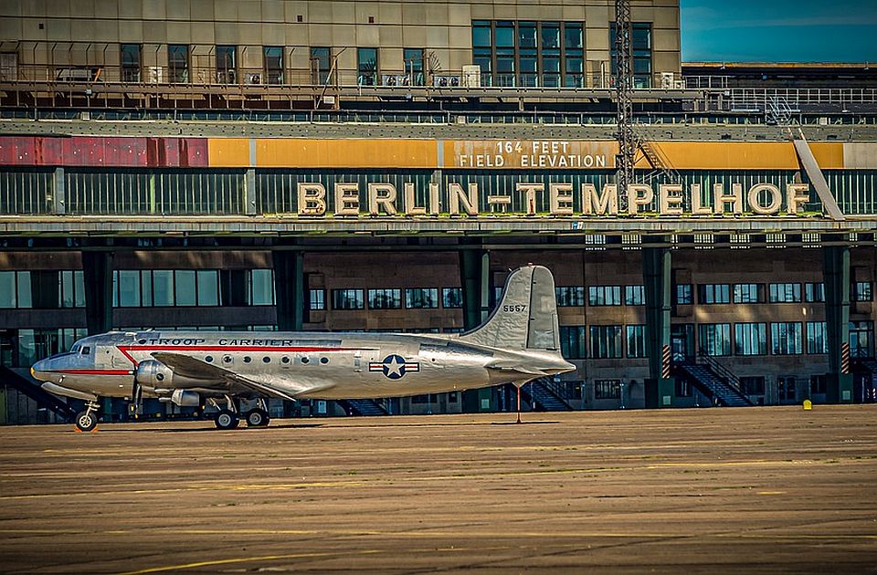 Aktivisti počeli da se lepe i za piste, u Berlinu bili obustavljeni letovi