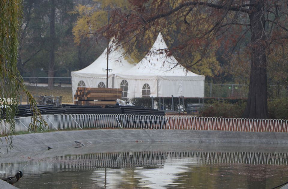 Počelo postavljanje "Ledene šume" u Dunavskom parku, ove godine zbog štednje u manjem obimu