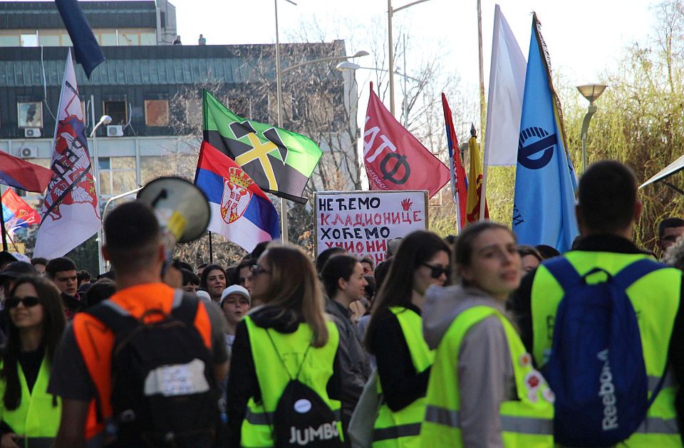 Najveći problemi mladih u Srbiji: Skup život, korupcija, nedostatak demokratije