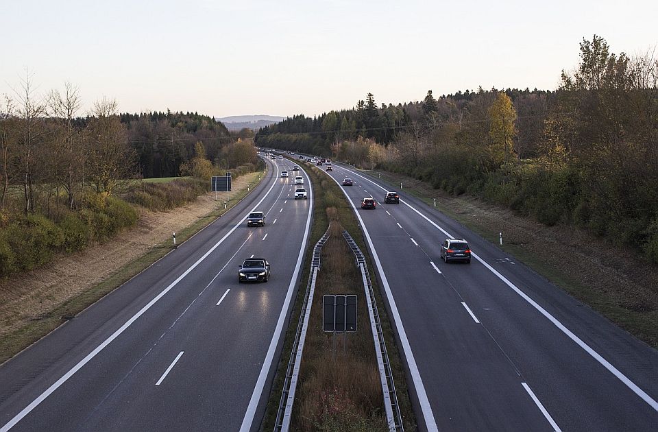 Švajcarska će testirati poletanje i sletanje vojnih aviona na auto-put