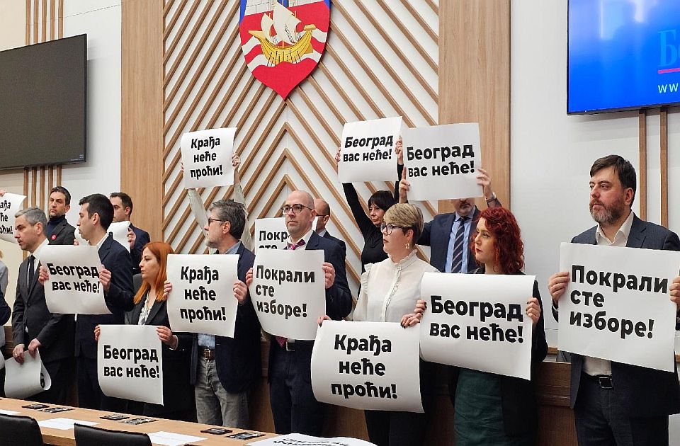 FOTO: Opozicija u Skupštini Beograda razvila transparente, sednica odložena za 1. mart
