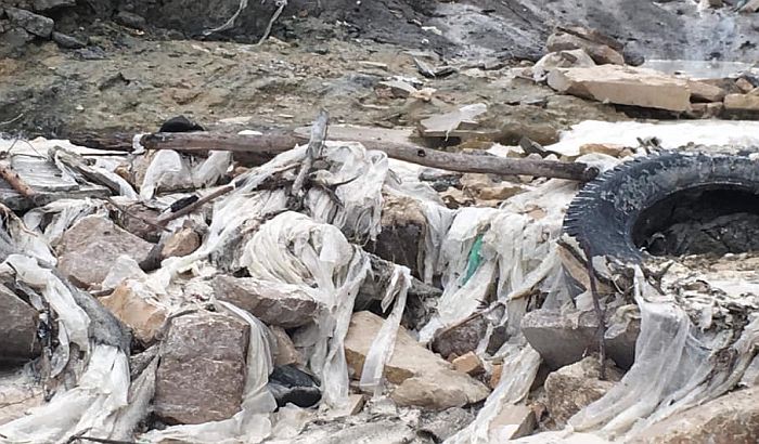 FOTO: Istri preti ekološka katastrofa, smeće zatrpalo reku