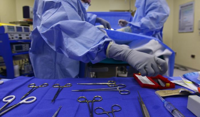 Oslobođen hirurg koji je dečaku odsekao penis