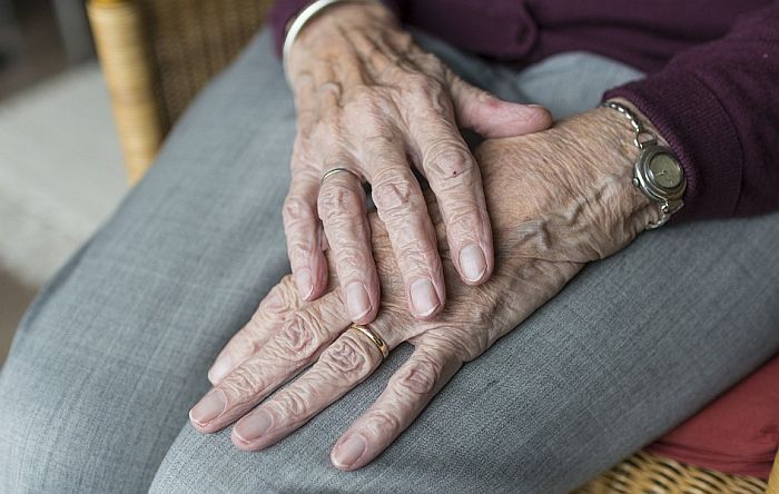 Slepu i nepokretnu ženu od 87 godina niko neće da preuzme iz bolnice