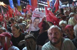 U Turskoj veliki protest podrške opoticiji: Demonstranti nose majice sa likom Ataturka