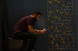 Istraživanje: Ako ste na telefonu dok ste na WC-u povećavate rizik od hemoroida