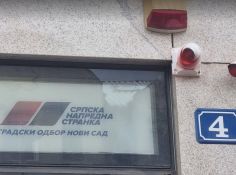 Razbijeno staklo na prostorijama SNS-a u Kragujevcu, sigurnosne kamere otkrile počinioca
