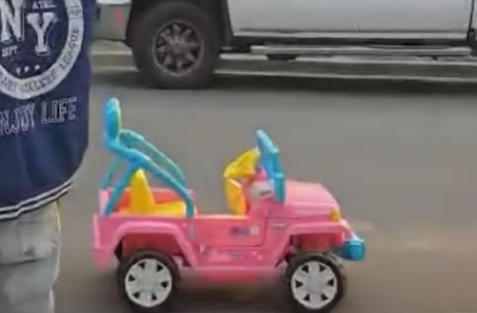 VIDEO: Pijan vozio dečji "Barbi" autić, pa kažnjen