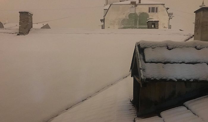 Saobraćaj preko Fruške gore otežan, napadalo i do 10cm snega