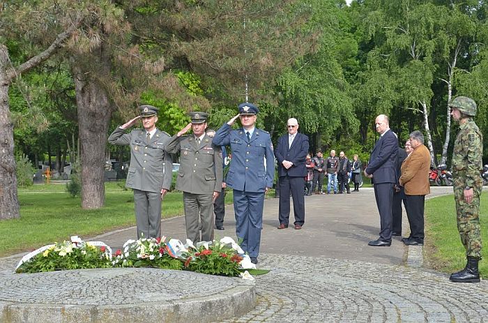 FOTO: Položeni venci na Spomen groblju i spomeniku na Čeneju 