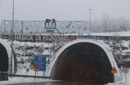 OPREZ: Oboren znak na putu u tunelu Mišeluk, vozači obratite pažnju