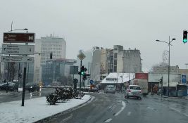FOTO: Satima pada sneg u Novom Sadu, obustavljen saobraćaj za teretna vozila preko Venca