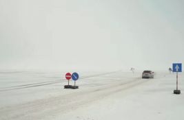 VIDEO Neobična ruta: Vozilima preko zaleđenog mora, zabranjeno vezivanje pojasa, tačno određenom brzinom