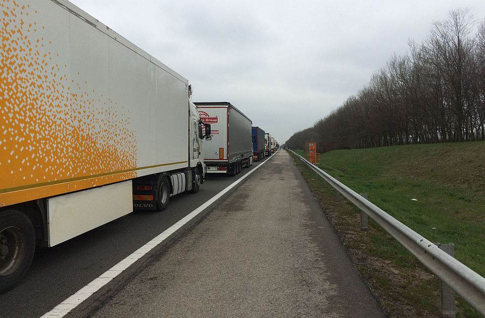 AMSS: Kamioni na Batrovcima čekaju oko četiri sata