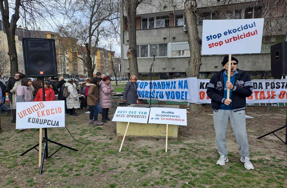 Novosađani protestovali na livadici kod Štranda zbog izgradnje crkve
