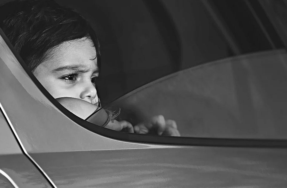 Britanija planira zabranu elektronskih cigareta u automobilima kojima se prevoze deca