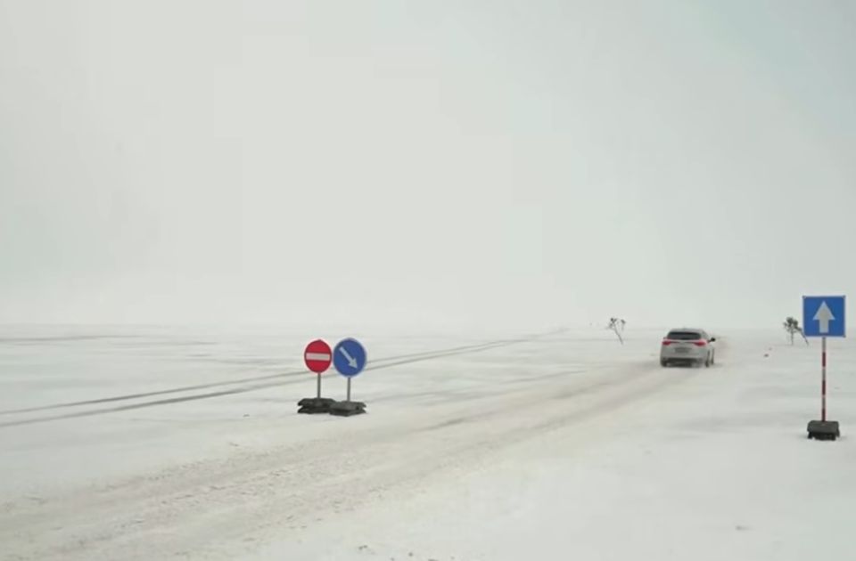 VIDEO Neobična ruta: Vozilima preko zaleđenog mora, zabranjeno vezivanje pojasa, tačno određenom brzinom