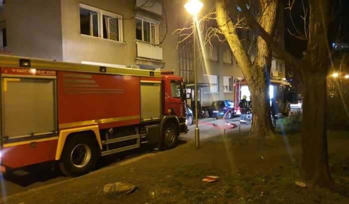 VIDEO: Požar na Grbavici, deca se igrala upaljačem pa zapalila krevet