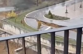 VIDEO Obrušen deo puta u Kragujevcu: Potporni zidovi nastavljaju da klize