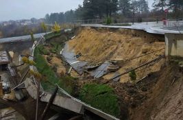VIDEO Obrušen deo puta u Kragujevcu: Potporni zidovi nastavljaju da klize