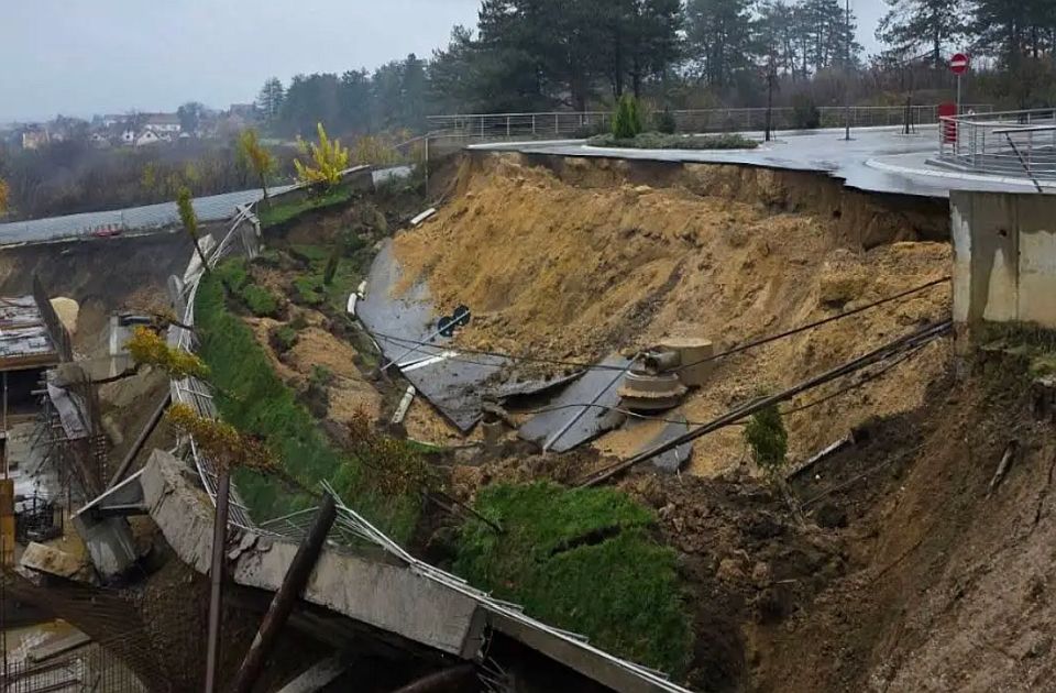 VIDEO Obrušen deo puta u Kragujevcu: Potporni zidovi nastavljaju da klize