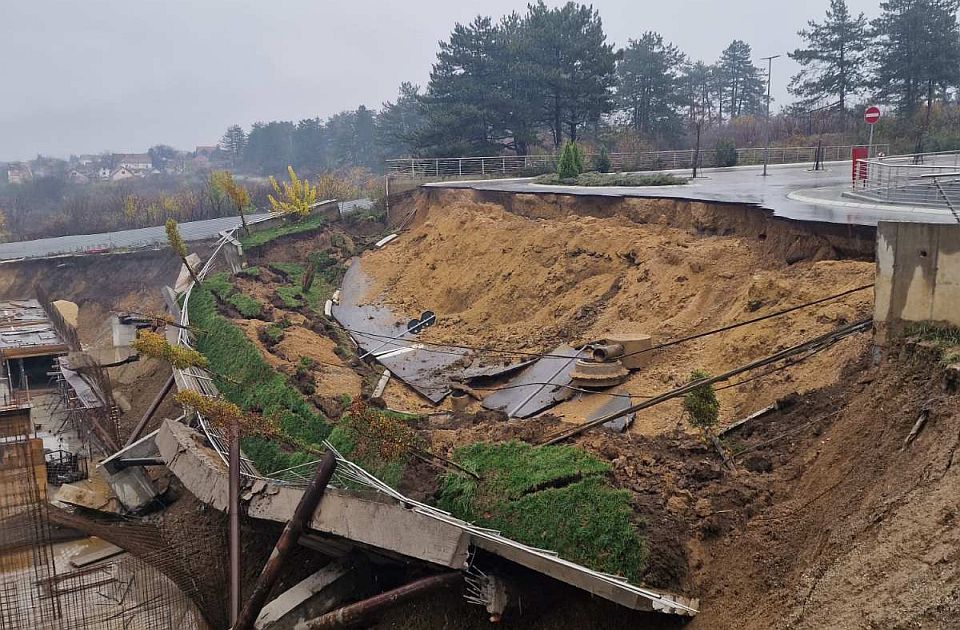 VIDEO Obrušen deo puta u Kragujevcu: Potporni zidovi nastavljaju da klize