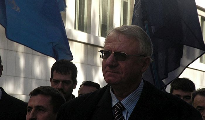 Advokat iz Rijeke podneo prijavu protiv Šešelja zbog gaženja i cepanja hrvatske zastave