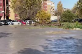 VIDEO: Izliva se voda na Avijatičarskom naselju, napravilo se malo jezero VIDEO: Izliva se voda na Avijatičarskom naselju, napravilo se malo jezero