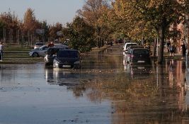FOTO, VIDEO: Ogromna havarija u Novom Sadu - voda se izlila na ulicu FOTO, VIDEO: Ogromna havarija u Novom Sadu - voda se izlila na ulicu