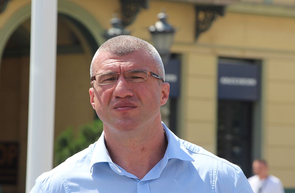 Miša Bačulov primljen u Urgentni centar zbog bolova u grudima Miša Bačulov primljen u Urgentni centar zbog bolova u grudima