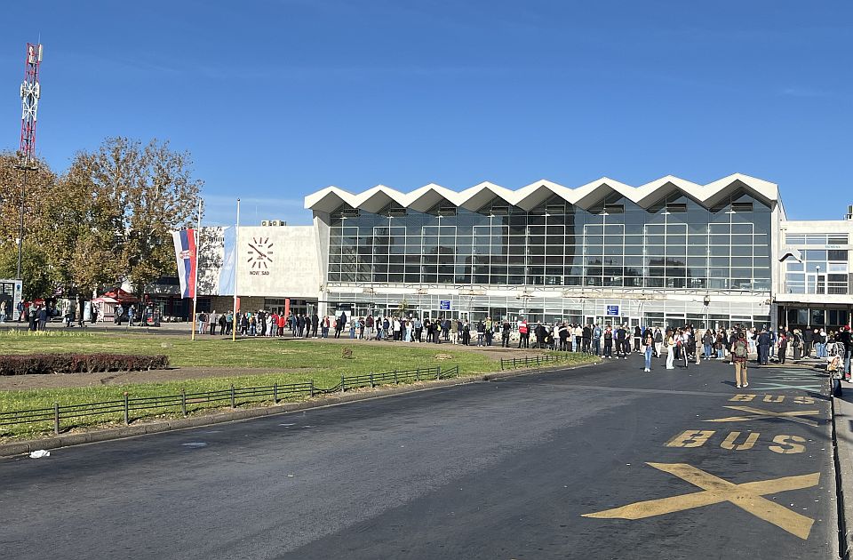 Bulevar oslobođenja od jutros prepun ljudi, samo pekara "Hleb i kifle" zatvorila vrata građanima Bulevar oslobođenja od jutros prepun ljudi, samo pekara "Hleb i kifle" zatvorila vrata građanima