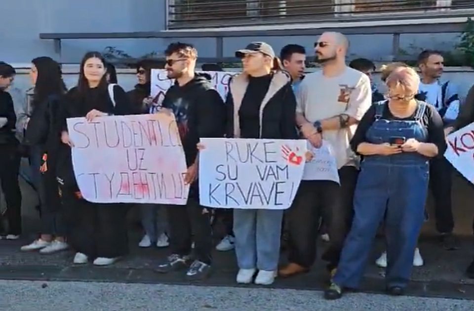 VIDEO: Ispred Ambasade Srbije u Zagrebu skup solidarnosti na godišnjicu pada nadstrešnice
