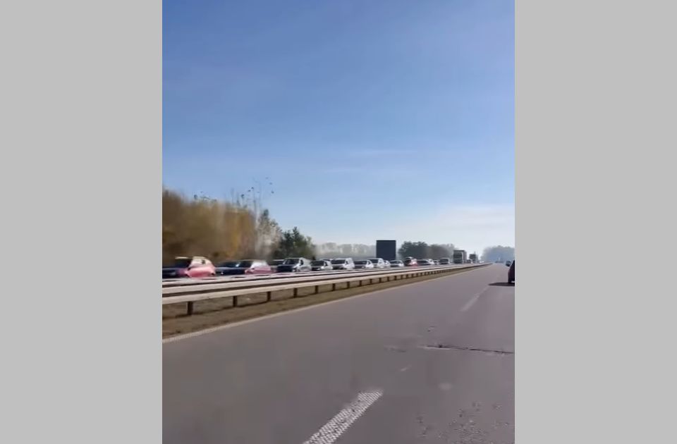 VIDEO: Gužva na auto-putu ka Novom Sadu VIDEO: Gužva na auto-putu ka Novom Sadu