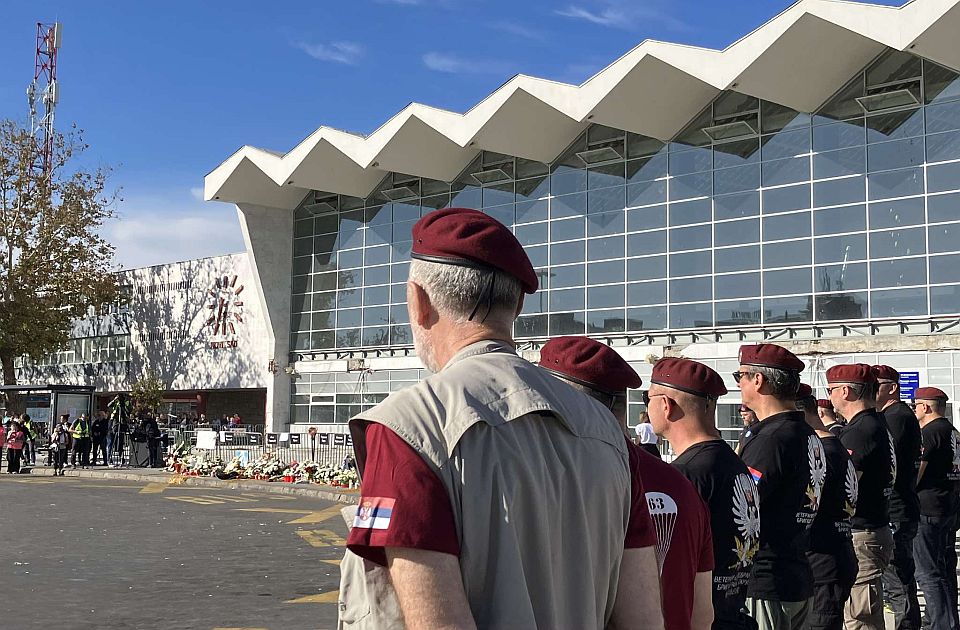 UŽIVO VIDEO: Desetine hiljada građana kod Železničke stanice sa 16 minuta tišine odalo poštu stradalima UŽIVO VIDEO: Desetine hiljada građana kod Železničke stanice sa 16 minuta tišine odalo poštu stradalima