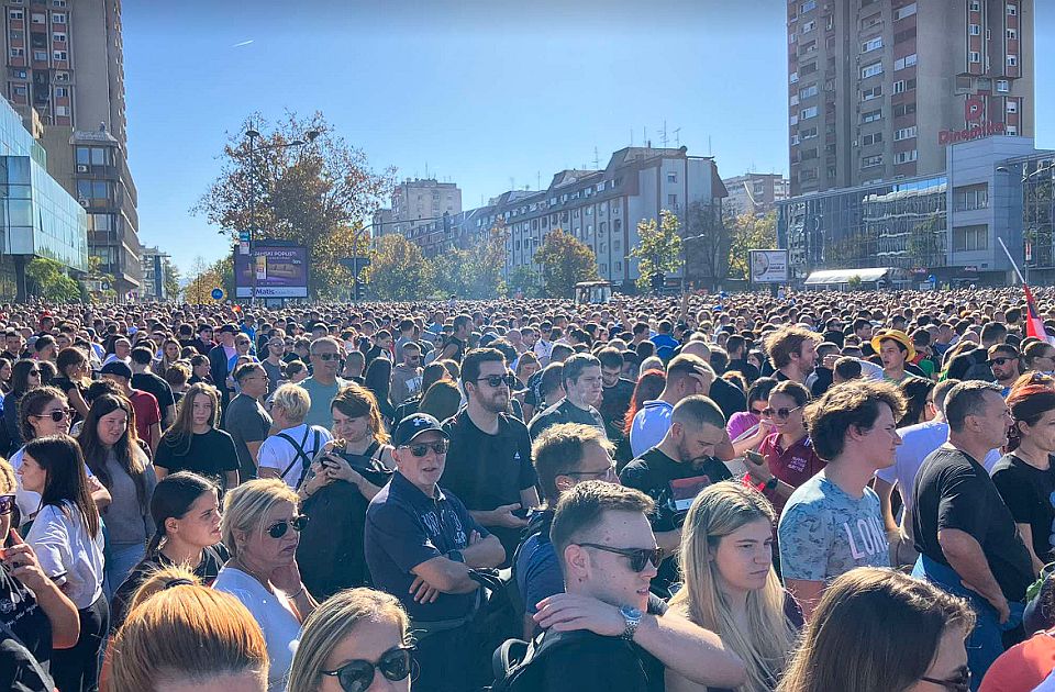 UŽIVO VIDEO: Desetine hiljada građana u Novom Sadu odaje počast nastradalima UŽIVO VIDEO: Desetine hiljada građana u Novom Sadu odaje počast nastradalima
