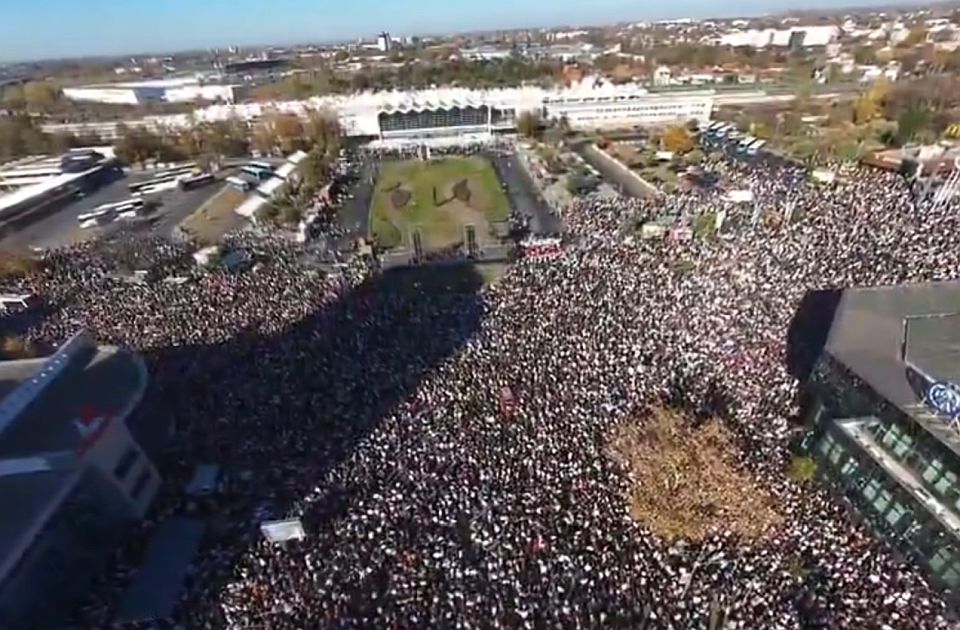 VIDEO: Komemorativni skup ispred Železničke stanice u Novom Sadu - snimci iz drona