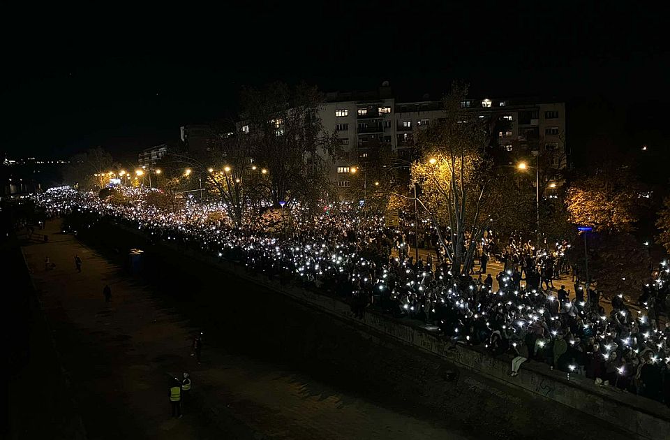 VIDEO: Kraj komemorativnog skupa u Novom Sadu, građani u tišini odali počast stradalima VIDEO: Kraj komemorativnog skupa u Novom Sadu, građani u tišini odali počast stradalima
