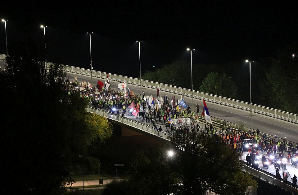 Krenuli iz Mađarske u Novi Sad, ali im je zabranjen ulazak u Srbiju: Predstavljaju "bezbednosni rizik" Krenuli iz Mađarske u Novi Sad, ali im je zabranjen ulazak u Srbiju: Predstavljaju "bezbednosni rizik"