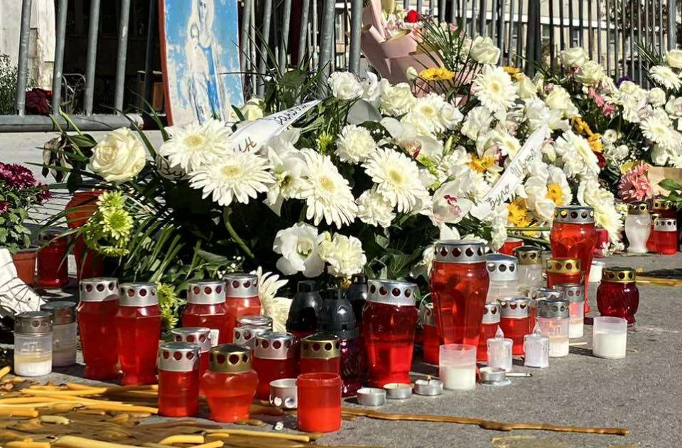 FOTO: Pijanista kod Mosta slobode postavio veliki lampion za žrtve pada nadstrešnice FOTO: Pijanista kod Mosta slobode postavio veliki lampion za žrtve pada nadstrešnice