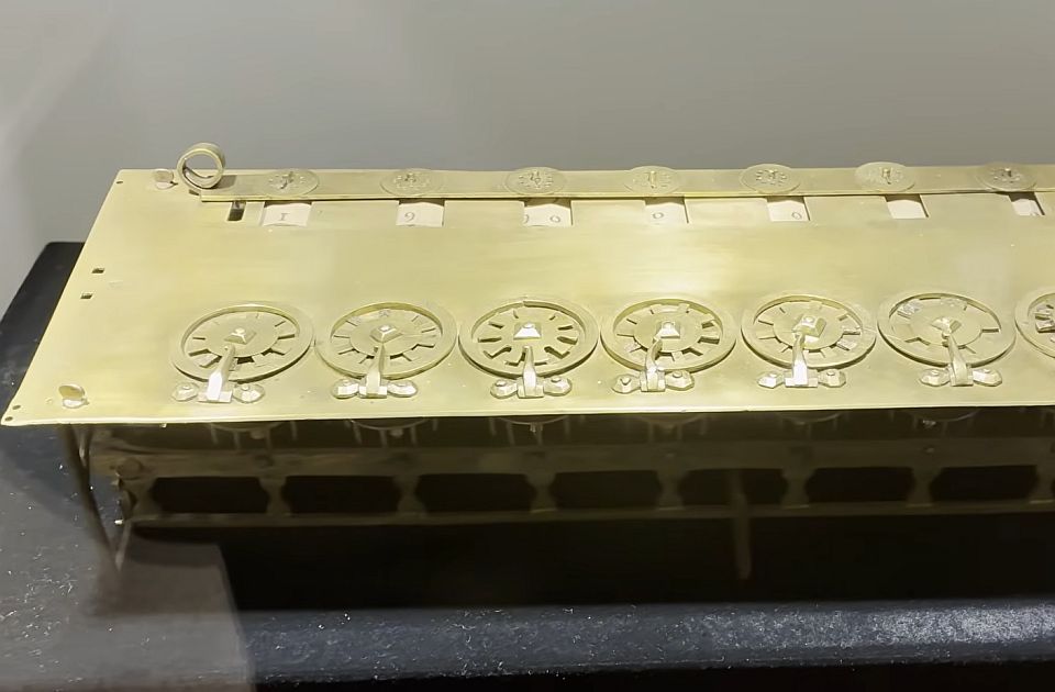 Naučnici zabrinuti zbog prodaje Paskalovog aritmetičkog kalkulatora iz 17. veka Naučnici zabrinuti zbog prodaje Paskalovog aritmetičkog kalkulatora iz 17. veka