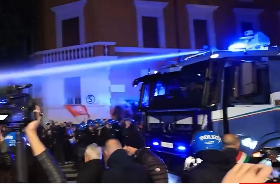 Policija u Italiji koristila vodene topove da spreči sukob antifašista i desnice