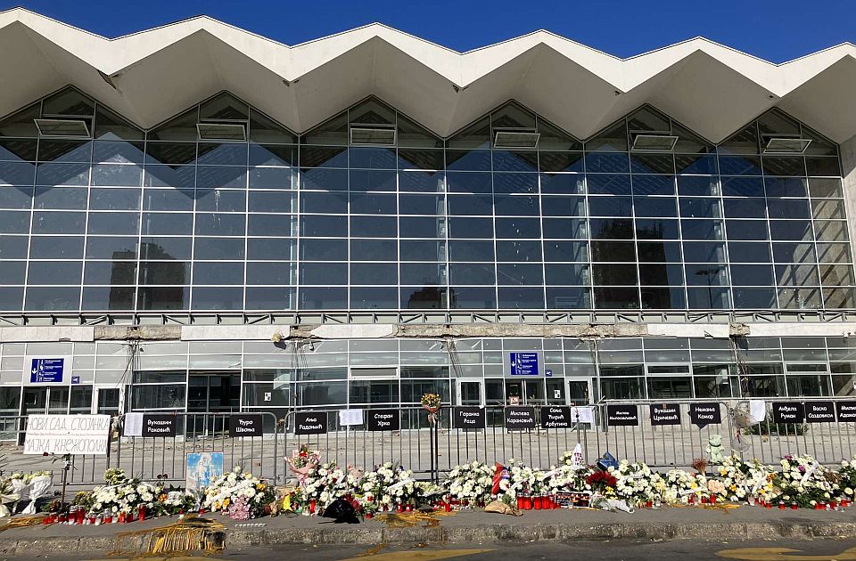 VIDEO: U Nišu održan skup povodom godišnjice pada nadstrešnice VIDEO: U Nišu održan skup povodom godišnjice pada nadstrešnice
