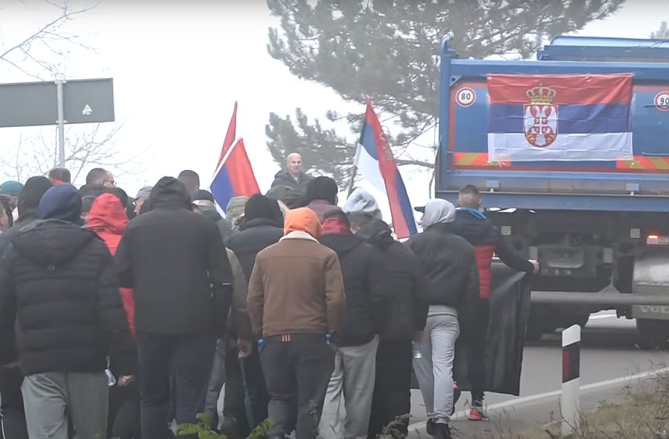 VIDEO: Grupa sa Kosova koja ide u Novi Sad kako bi podržala Vučića dočekana pogrdama u Mrčajevcima