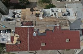 FOTO, VIDEO: Ovako izgleda krov solitera na Limanu, oluja uništila stanove, potrebna pomoć