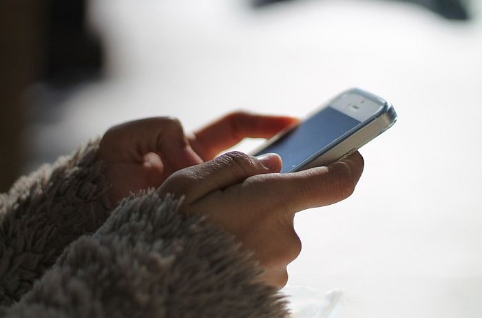 Tinejdžerka preminula nakon što joj je eksplodirao mobilni na punjaču
