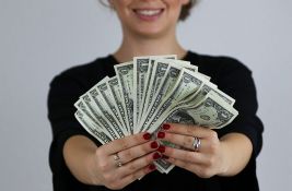 Slabiji dolar tiho diže cene: Kako pad valute utiče na svakodnevne troškove
