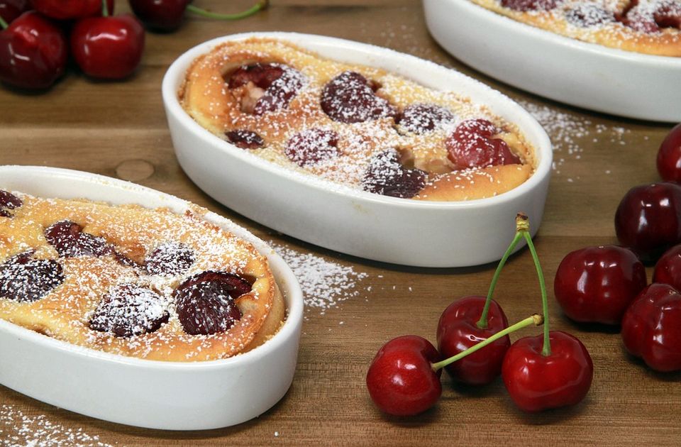 VIDEO: Clafoutis - francuski kolač sa višnjama nalik debeloj palačinki