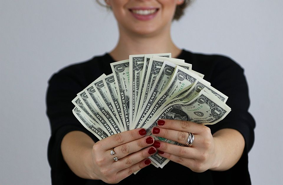 Slabiji dolar tiho diže cene: Kako pad valute utiče na svakodnevne troškove