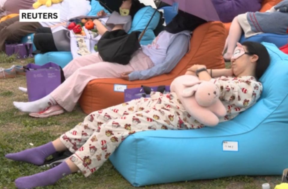 VIDEO: U Seulu održano takmičenje u dremanju u parku