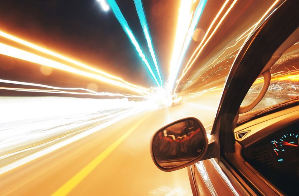 Snimala se kako vozi 200 km/h, pa dobila najstrožu kaznu za prekoračenje brzine u istoriji Švajcarske